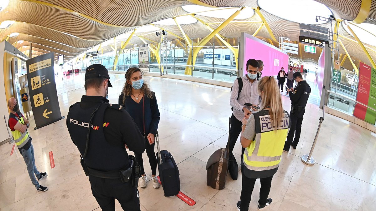 Referencia. Agentes de la Policía Nacional controlan el acceso a la T-4 del Aeropuerto Adolfo Suárez Madrid-Barajas.