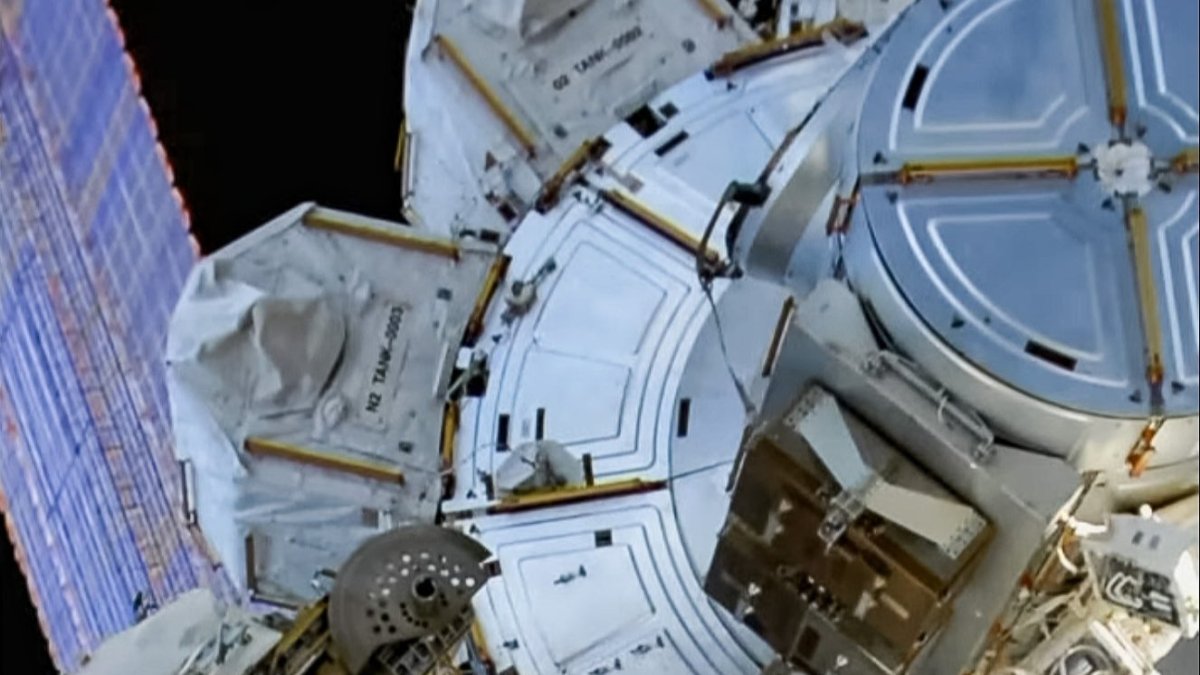 Parte de la caminata espacial del astronauta emiratí Sultán al  Neyadi.