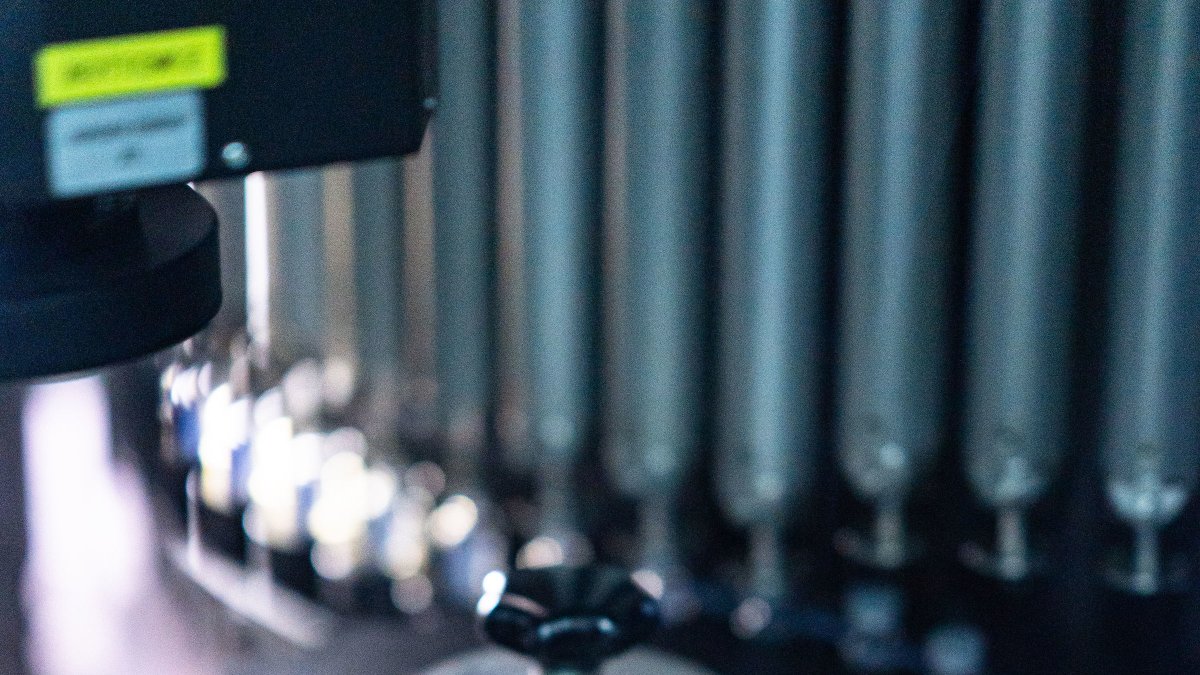 Fotografía cedida por Pfizer que muestra una línea de producción de vacunas contra la Covid-19 en la planta de la farmacéutica en Kalamazoo (EE.UU.).