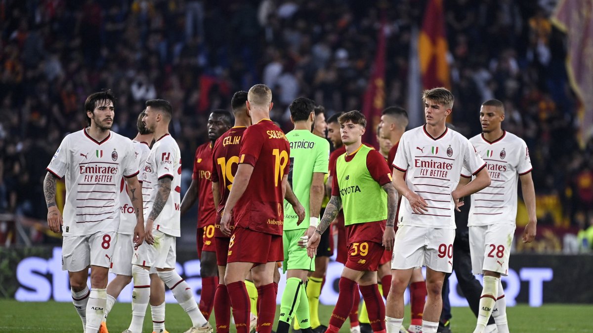 Jugadores de la Roma y el MIlán no ocultan su desazón por el mal partido planteado por ambos.