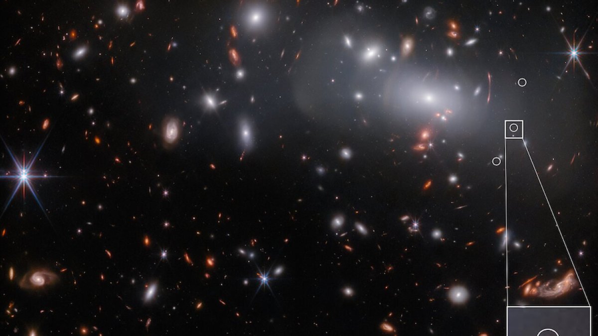 Imagen del telescopio espacial James Webb donde se localiza una pequeña galaxia nacida 500 millones de años después del Big Bang.