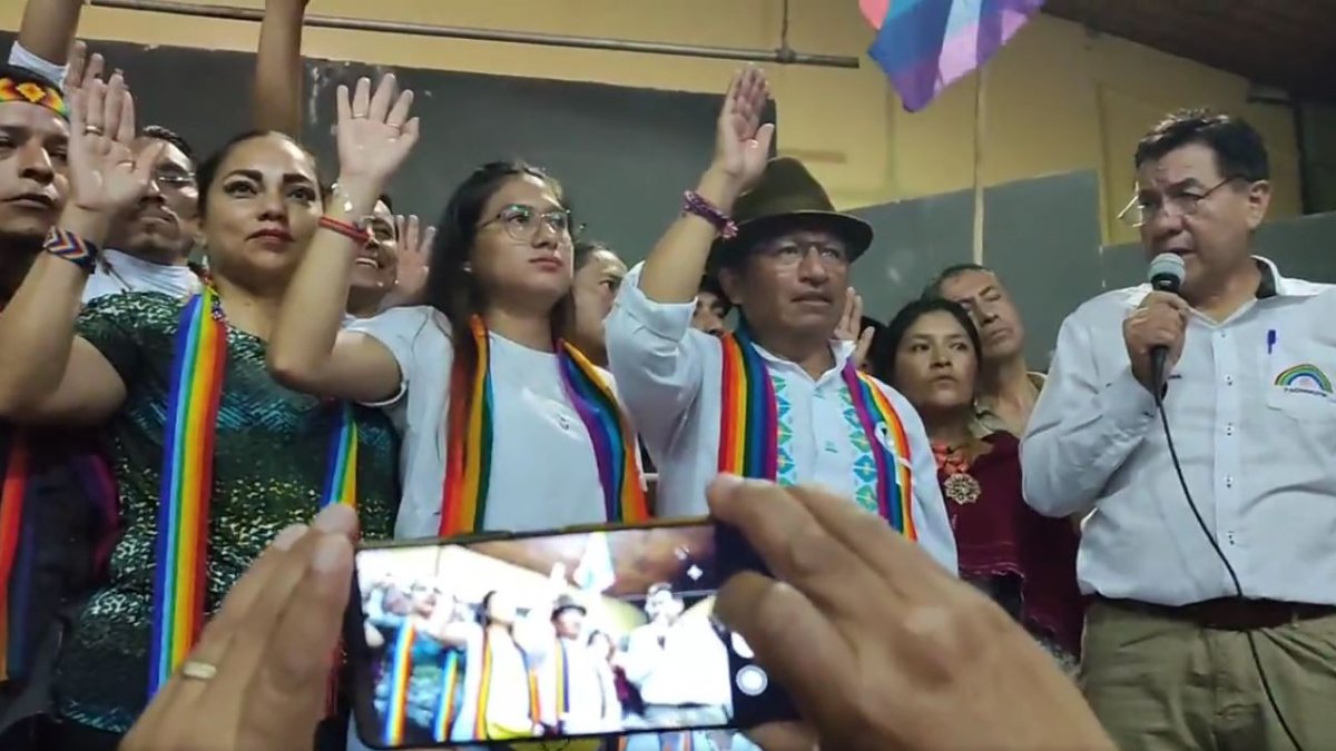 Captura de pantalla de video en el que se realiza una posesión simbólica de quienes integrarían la coordinadora de Pachakutik, entre esas personas está Guillermo Churuchumbi.