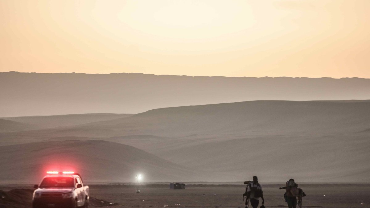 Territorio. Migrantes mientras caminan en el paso fronterizo de control entre Santa Rosa (Perú) y Chacalluta (Chile).