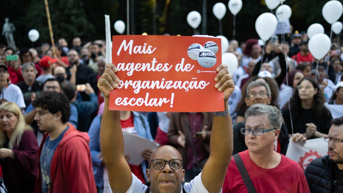 Escena. Un hombre sostiene un cartel durante una manifestación del sindicato de profesores, en Sao Paulo (Brasil).