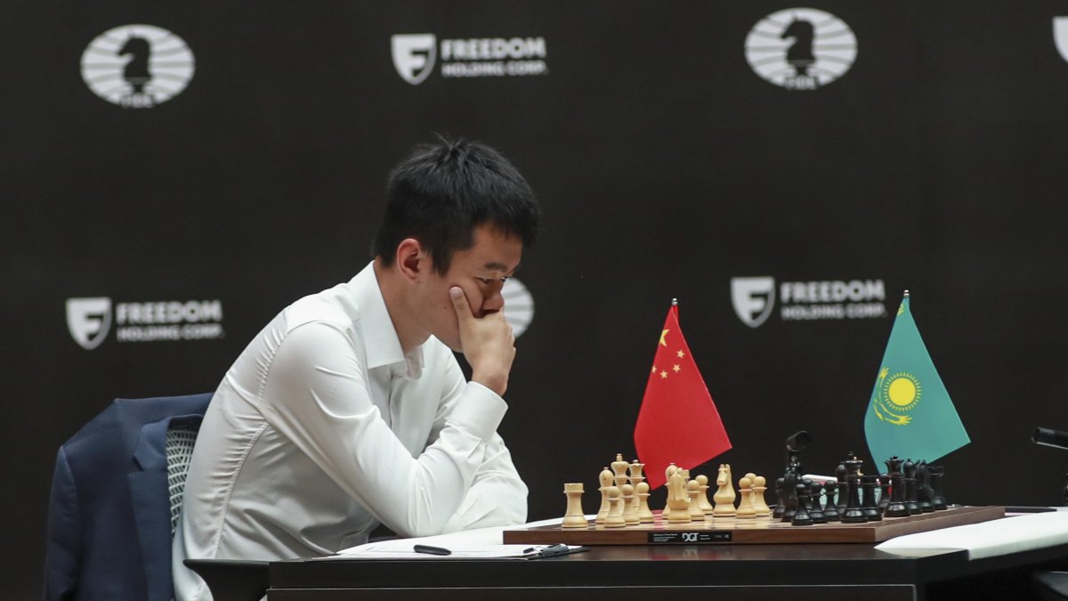 Ding Liren en la última partida del desempate luego de lo cual se proclamó monarca mundial