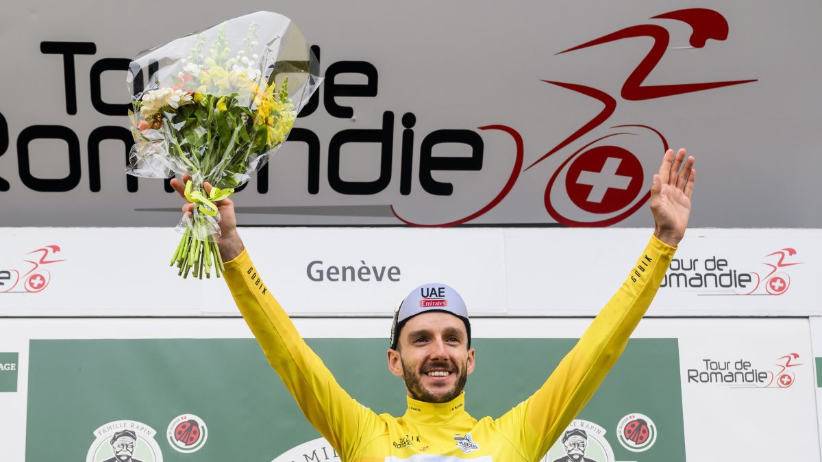 Adam Yates con el maillot amarillo de líder de la prueba en Romandía