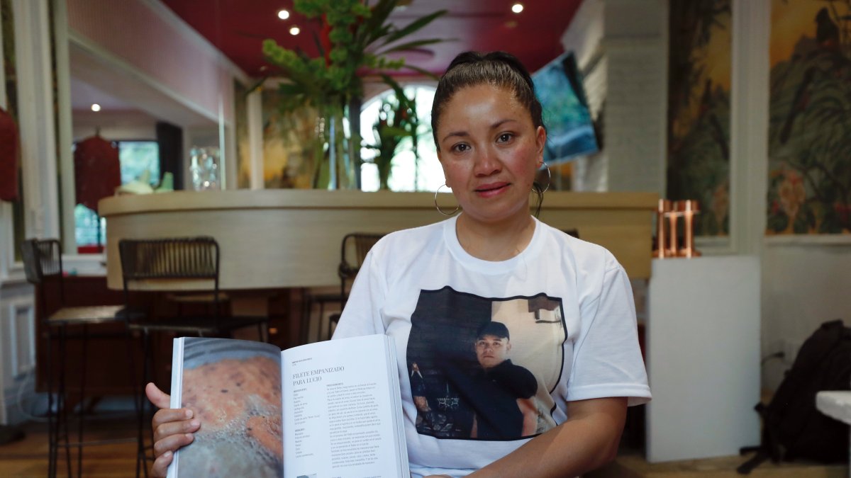 Pistas. Martha Cecilia Cruz, madre de Lucio López Cruz, desaparecido en 2017, posa con el libro.
