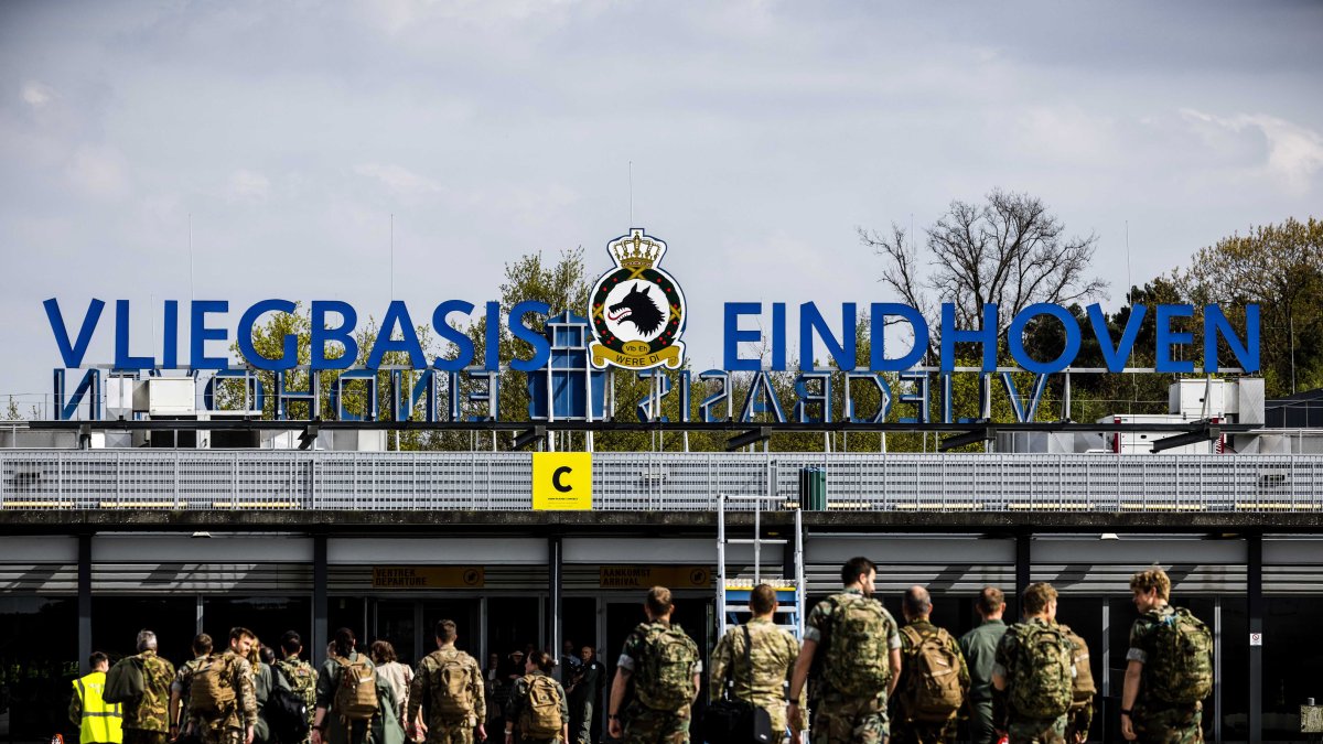 Efecto. Los evacuados de Sudán llegan al aeropuerto militar de la Base Aérea de Eindhoven en Eindhoven, Países Bajos, el 30 de abril de 2023.