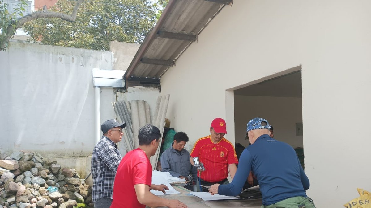 Preparativos. Asociaciones de trabajadores alistaban pancartas, este domingo 30 de abril.