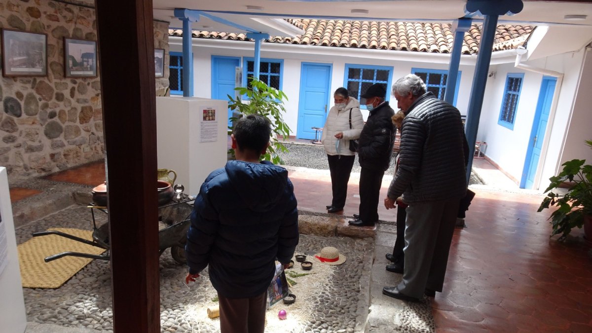 Residentes. Fueron los que recorrieron el casco colonial y museos.