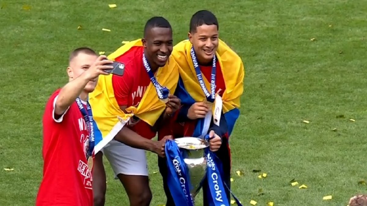William Pacho (c) y Anthony Valencia celebraron su primer título en Bélgica.