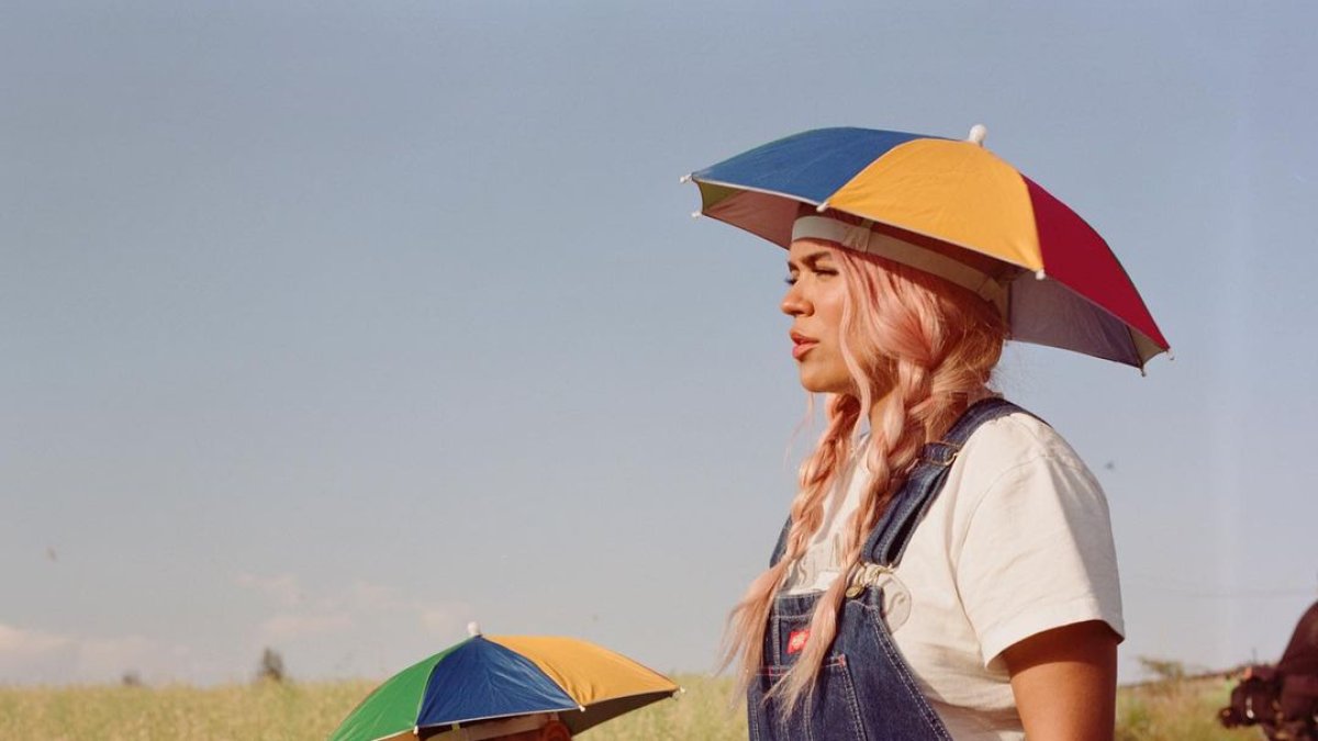 Para el anuncio, la artista volvió a invitar a Iker, el niño que se hizo famoso tras aparecer en el video de promoción de su álbum Mañana Será Bonito.