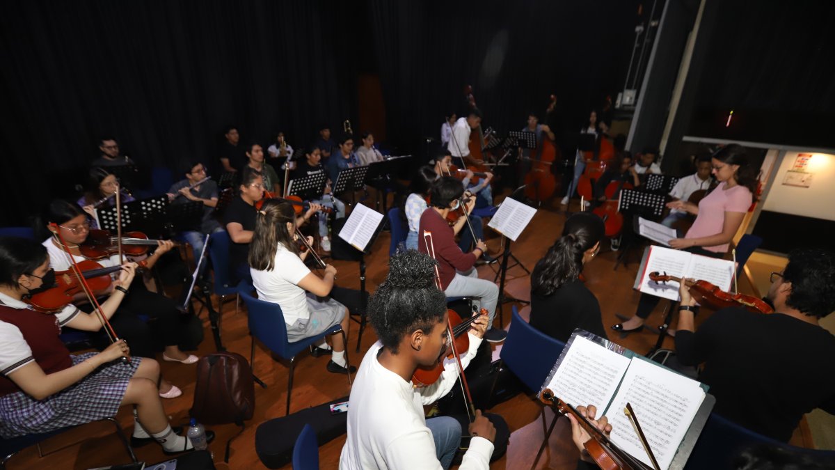 Actividad. Los integrantes de la OSJJO en uno de los ensayos previos.
