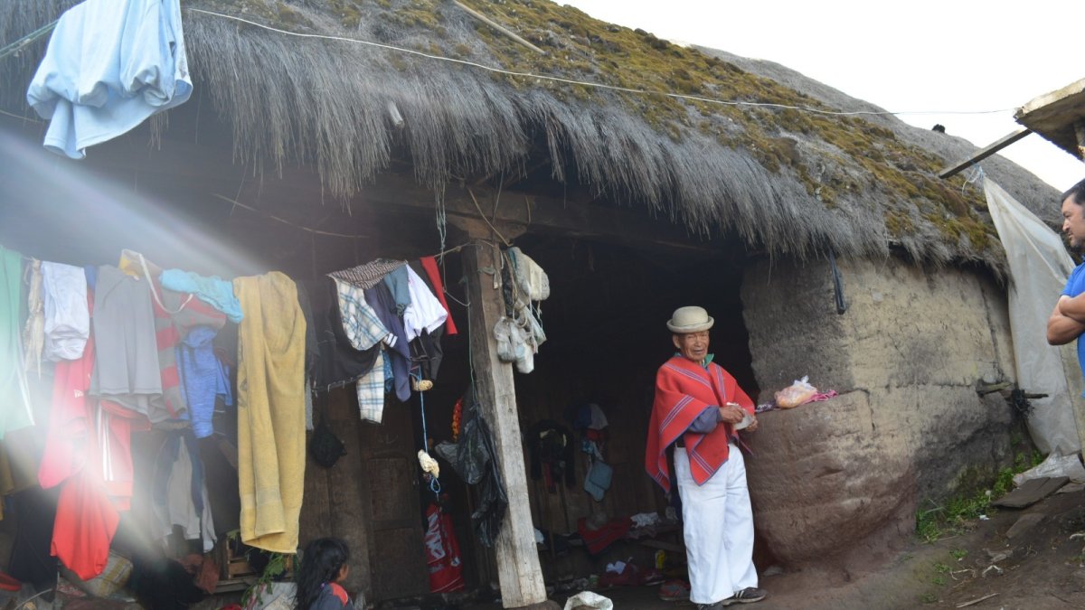 En Chibuleo, Pasa y Quisapincha Salasaca aún quedan chozas hechas de adobe y sigse  Este sistema constructivo es parte del patrimonio material ecuatoriano