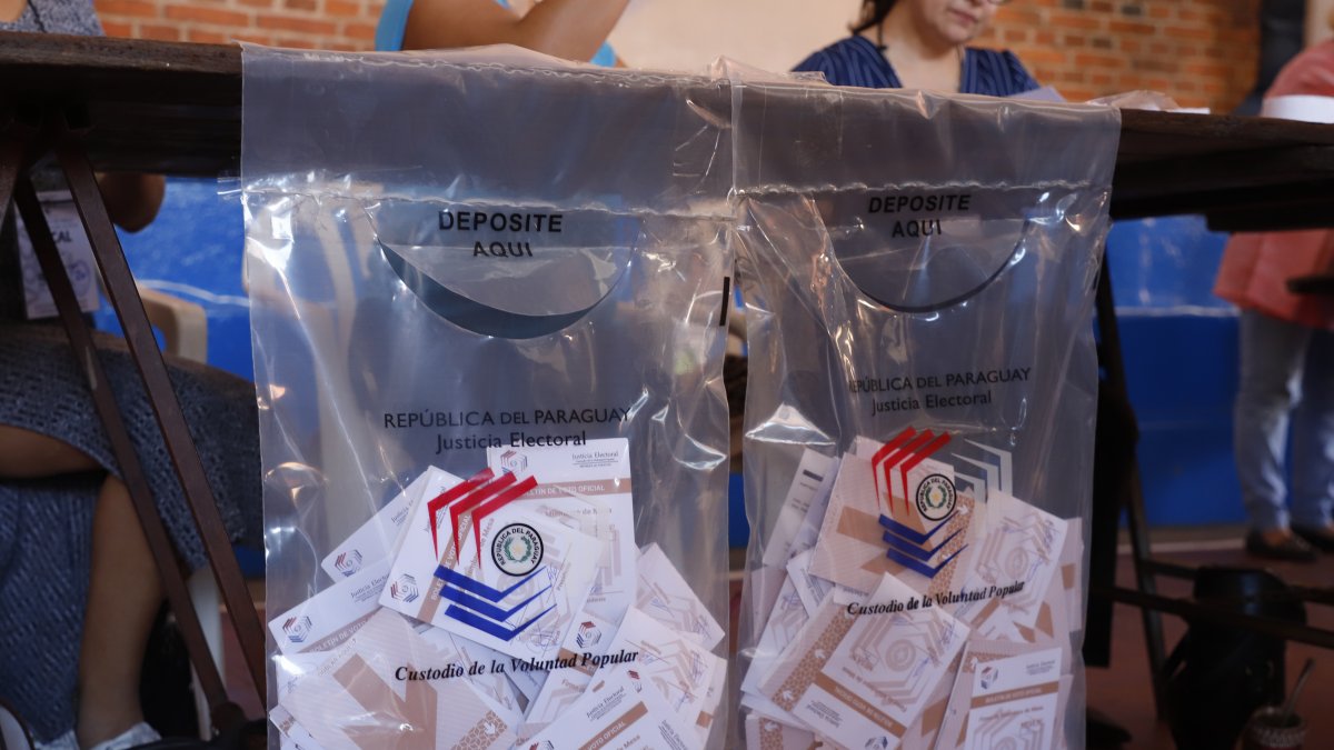 Sufragio. Vista de urnas de votación en la escuela Perpetuo Socorro, en Asunción (Paraguay).