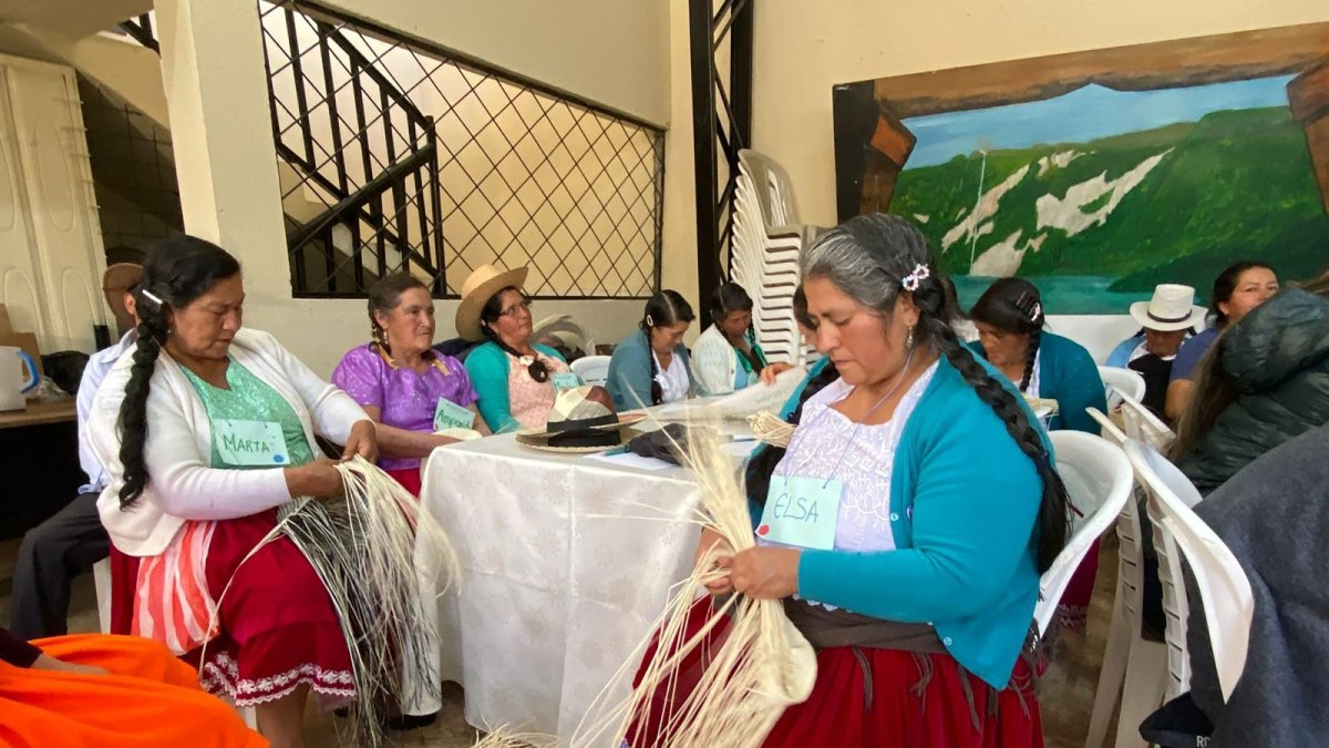 Exhibición. Mujeres de la zona rural aprenden a tejer la toquilla.