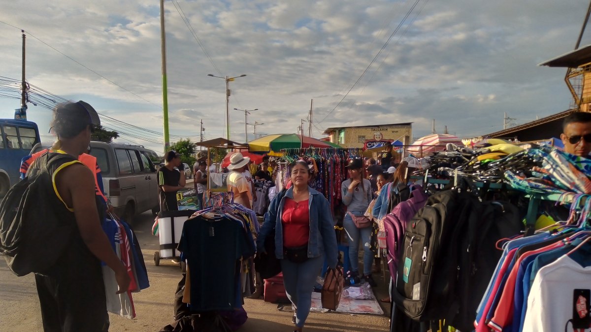 Territorio. Una parte de la arteria es ocupada por los comerciantes.