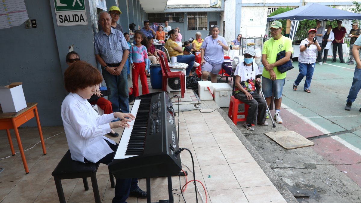 Presentaciones artísticas y venta de productos, así como de platillos, se llevaron a cabo este domingo en la ciudadela.