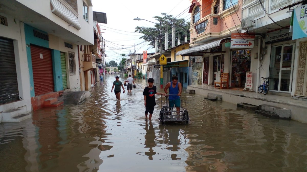 Situación. En el cantón Santa Lucía, la población debe hacer sus actividades cotidianas en medio de las calles inundadas.