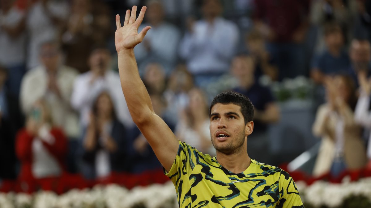 El español Carlos Alcaraz saluda al público tras ganar el partido correspondiente a dieciseisavos de final del torneo Masters 1000 Mutua Madrid Open.
