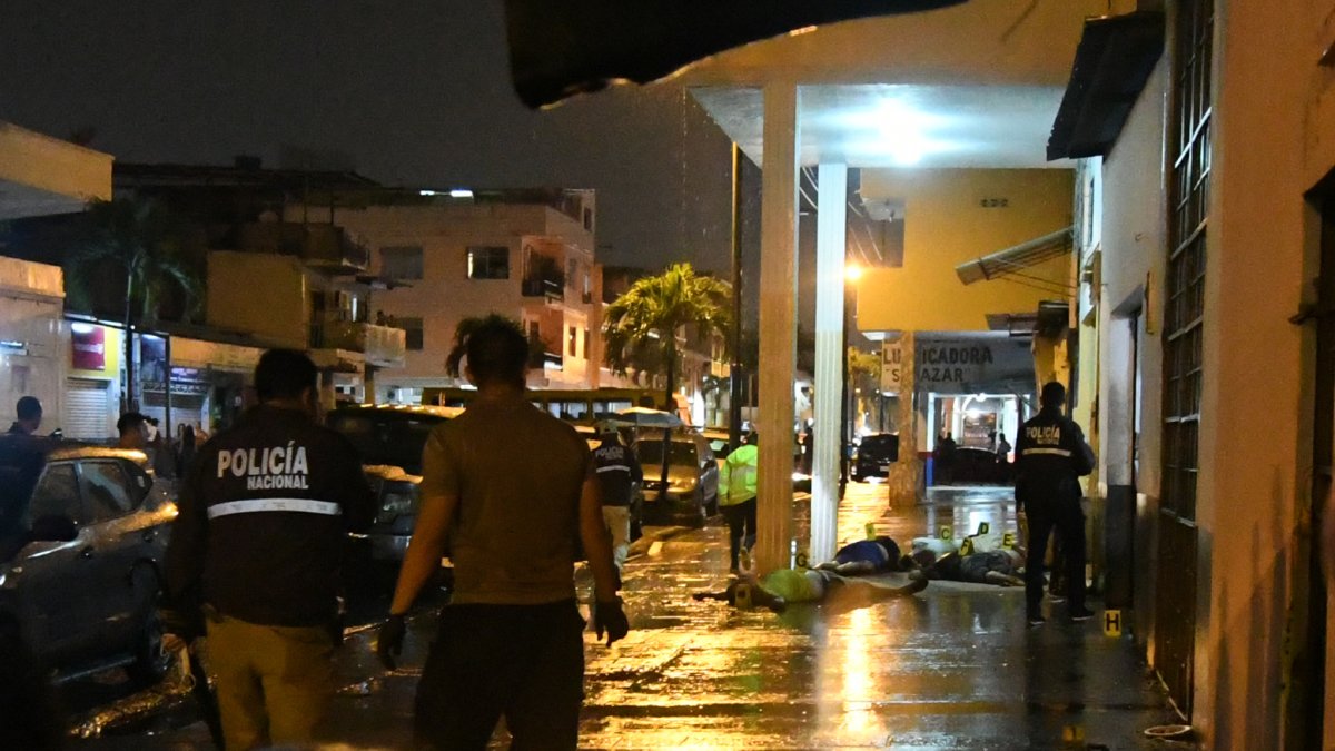 Agentes de Criminalística identificaron los cadáveres con letras.