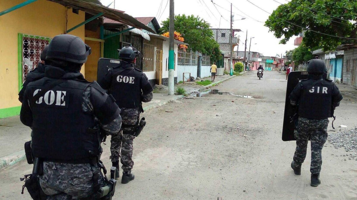Operativo. La Policía incursionó en el barrio Nueva Esperanza tras los crímenes.