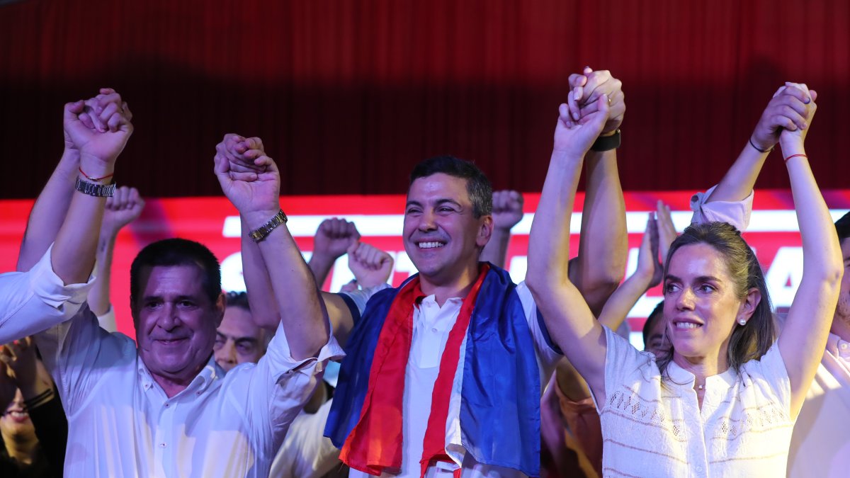 El presidente electo del Partido Colorado, Santiago Peña, celebra junto a su esposa Leticia Ocampos tras su victoria, hoy en Asunción (Paraguay).
