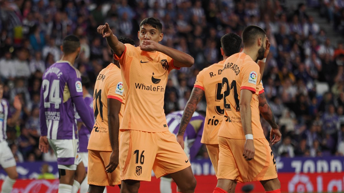 El defensa argentino del Atlético de Madrid Nahuel Molina celebra su gol, primero de los colchoneros ante el Real Valladolid, durante el partido de la jornada 32 de Liga.