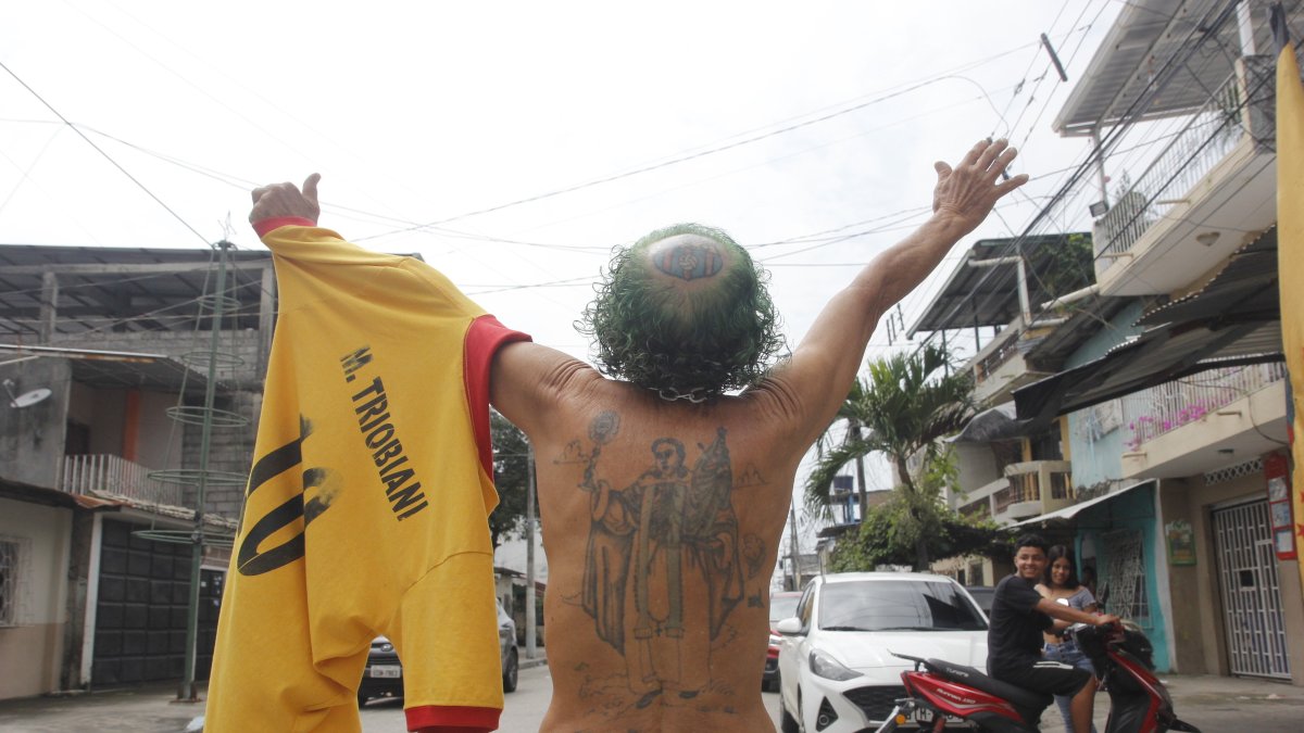 Isidro Hernández se tatuó el escudo de Barcelona en la cabeza hace 20 años. Hoy lo lleva 'con orgullo'.