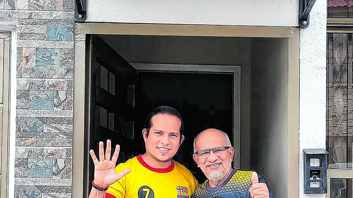 Gerardo Villagómez (i) junto a su padre Miguel. Ambos comparten la afición por Barcelona.