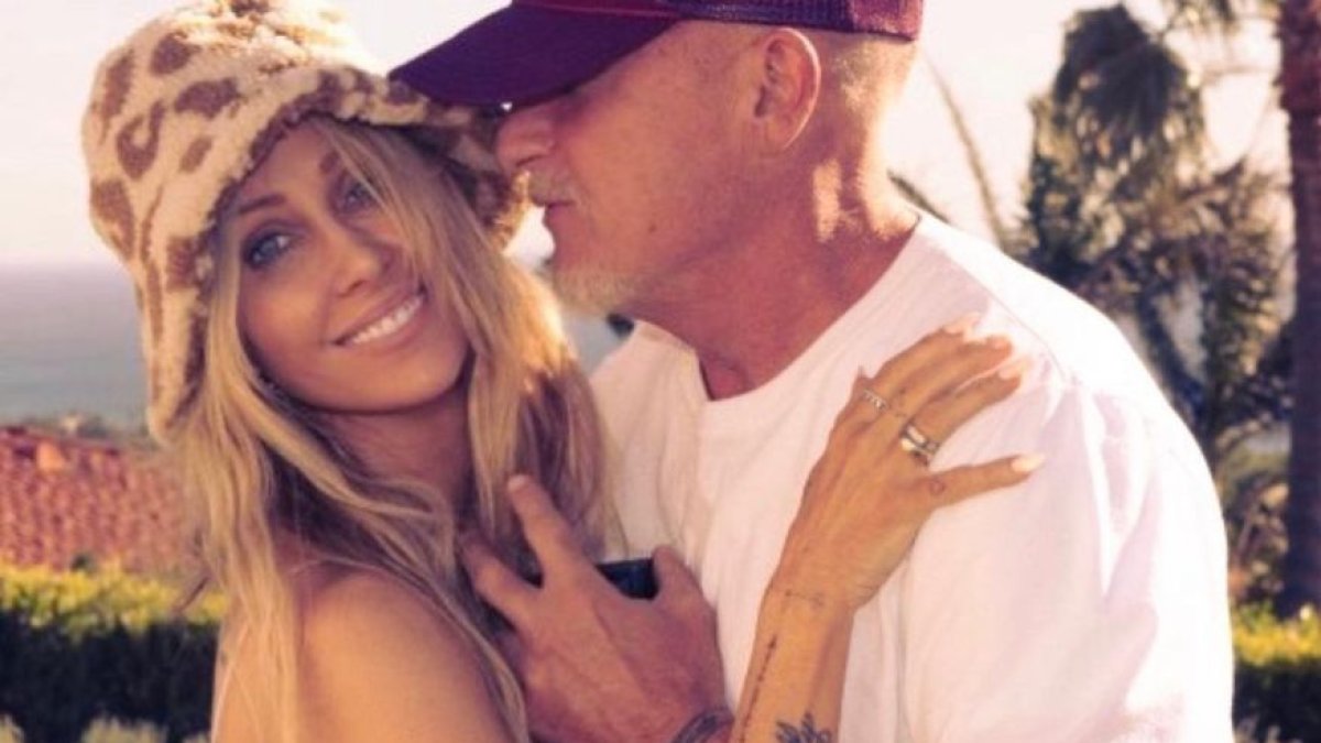 Tish junto a su prometido.