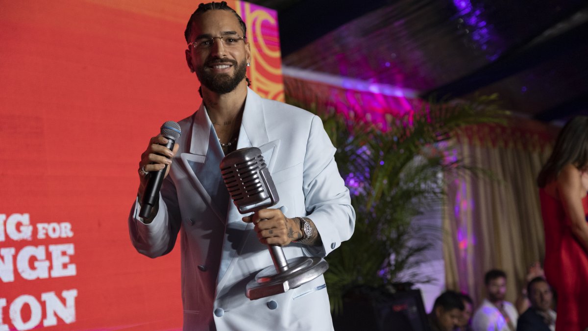 otografía cedida hoy por la Fundación Playing for Change (PFCF) donde aparece el cantante colombiano Maluma mientras habla después de recibir un premio por su impacto filantrópico con su fundación 