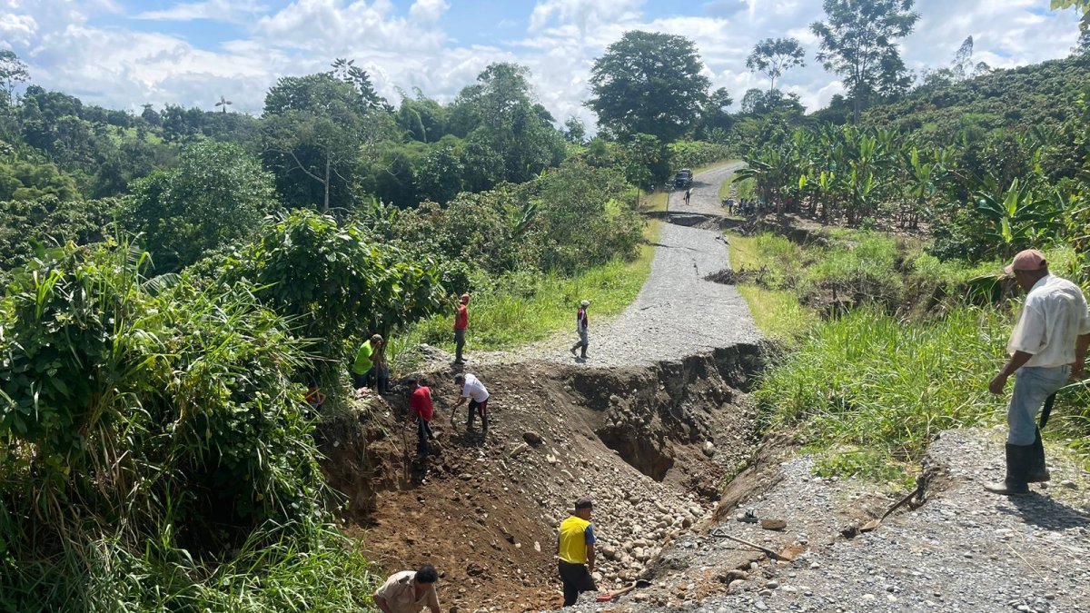 Vías secundarias y de tercer orden que benefician a decenas de familias de la zona rural de Valencia están afectadas.