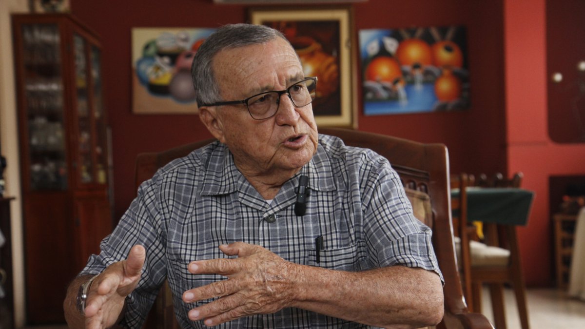 Fue rector de varias unidades educativas fiscales y particulares como Ecomundo y Liceo Panamericano. Además es doctor en Psicología Educativa.