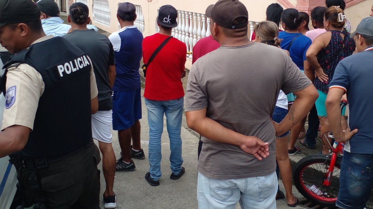 La víctima tenía un tatuaje del escudo de Barcelona. Los habitantes no lo reconocen.