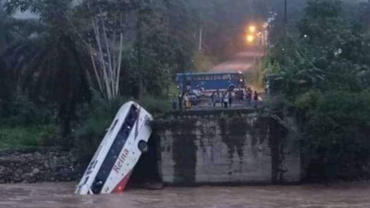 Reina del Camino cae al río Blanco