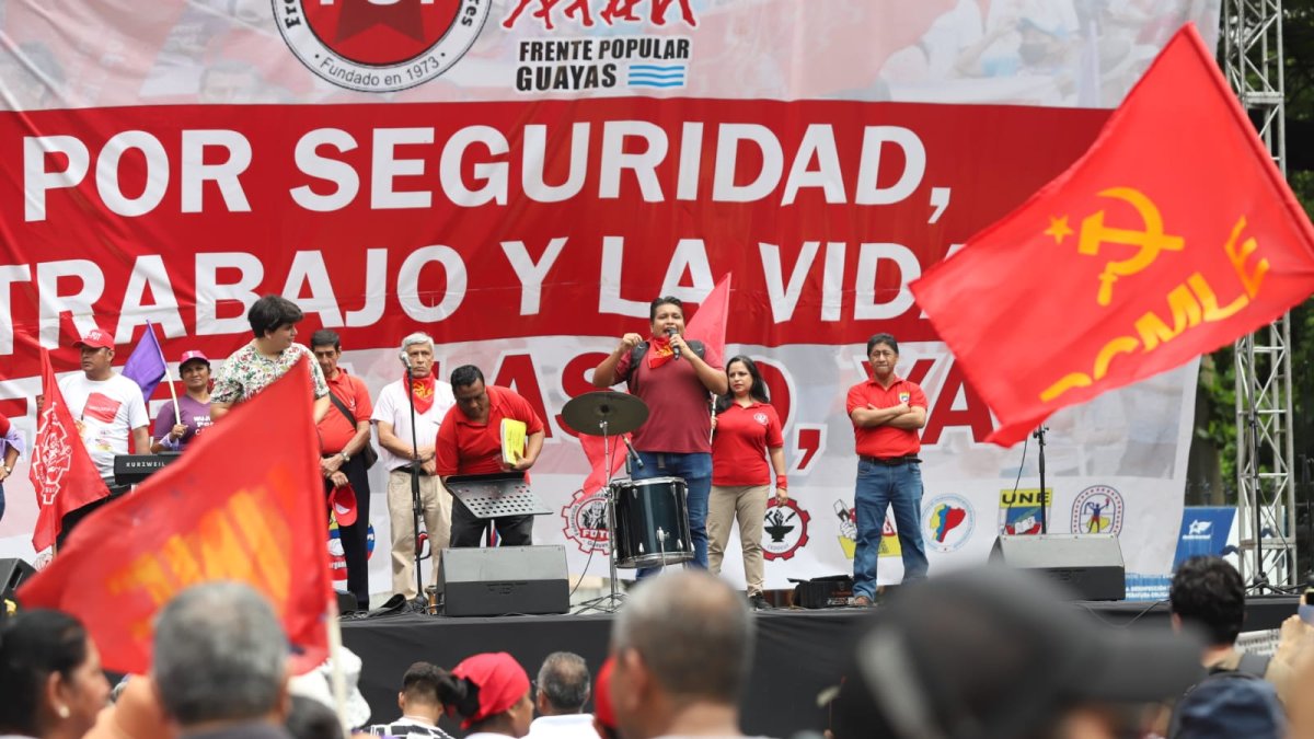 Los dirigentes de la FUT se concentraron en la Plaza Centenario.