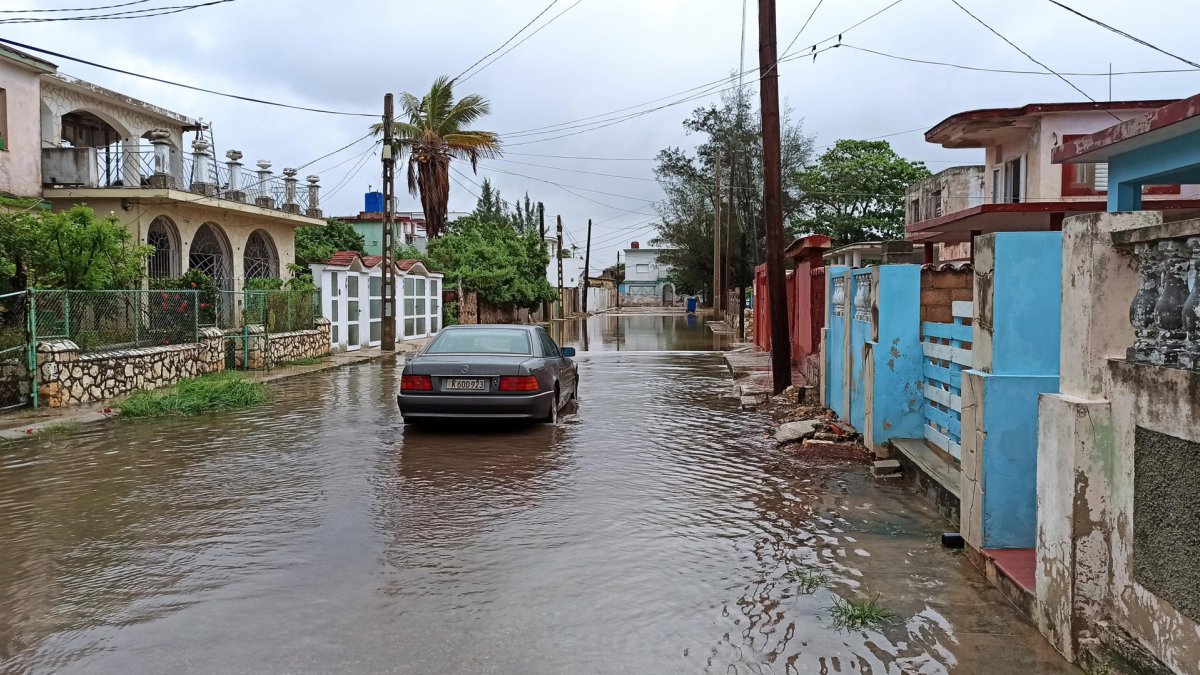 Las fuertes lluvias inundan las calles en La Habana (Cuba).