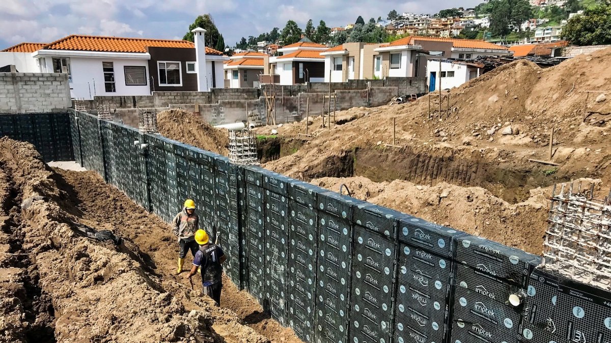 Obra. Dos trabajadores en sus labores de construcción.