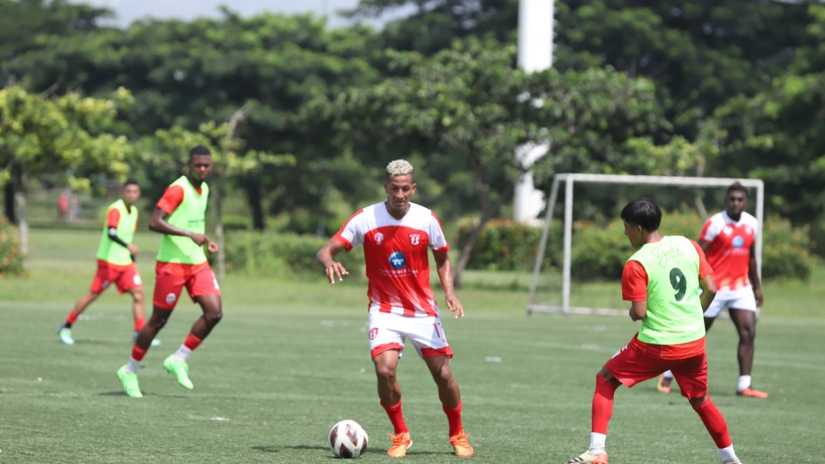 La plantilla de Rocafuerte (rojo) cumple con varios amistosos, para llegar listo al torneo de Segunda Categoría.