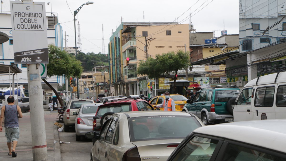 El estacionamiento a doble columna también está prohibido en el centro de la ciudad.

Agencia (ag-extra)