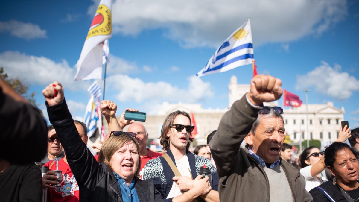 Miembros de la central sindical PIT-CNT en un acto organizado en el marco del Día Internacional de los Trabajadores.