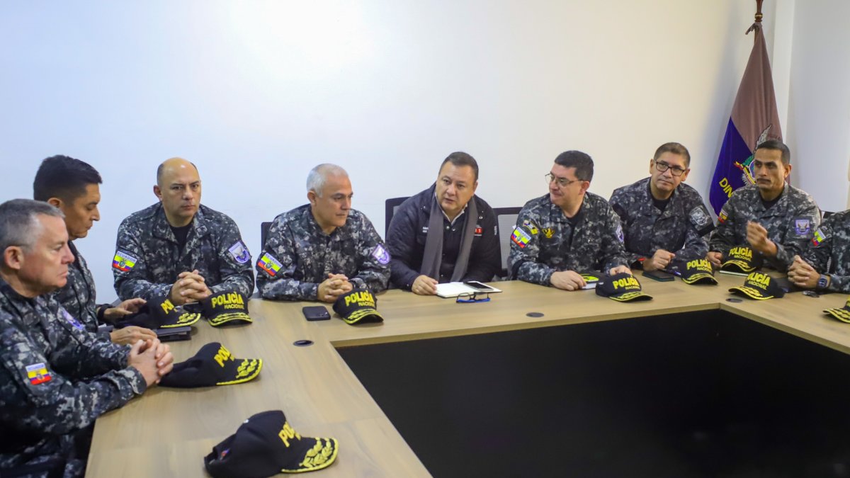 Cita. El ministro Zapata junto con el alto mando policial. Analizaron las estrategias ante los grupos armados.