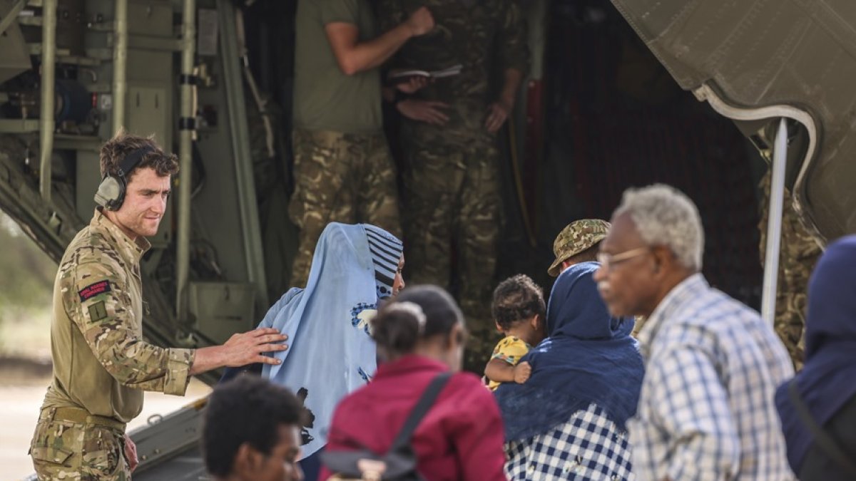 Evacuación de civiles en el aeropuerto de Wadi Seidna, cerca de Jartum, Sudán.