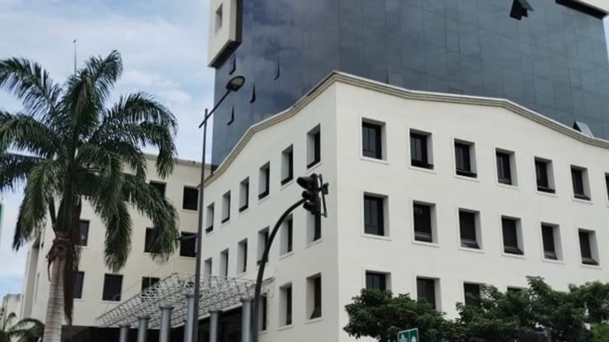Obra. El Palacio de Justicia de Portoviejo está inconcluso. El edificio debía estar listo en noviembre pasado.
