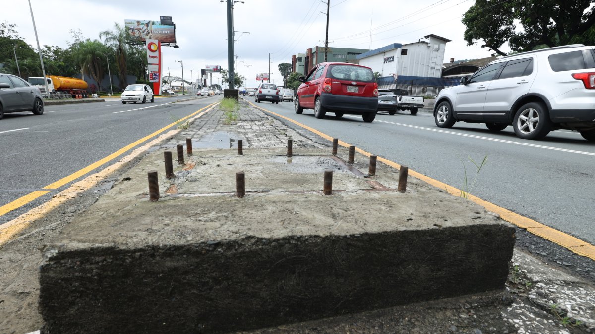 En el parterre central de la avenida Carlos Julio Arosemena, cerca de la Universidad del Río, se encuentra una base con tornillos apuntando al cielo.