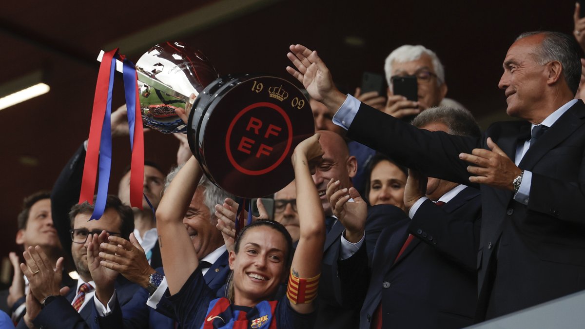 La capitana del Barcelona, Alexia Putellas, levantó la copa de campeonas de Liga F tras ganar 3-0 al Sporting de Huelva.