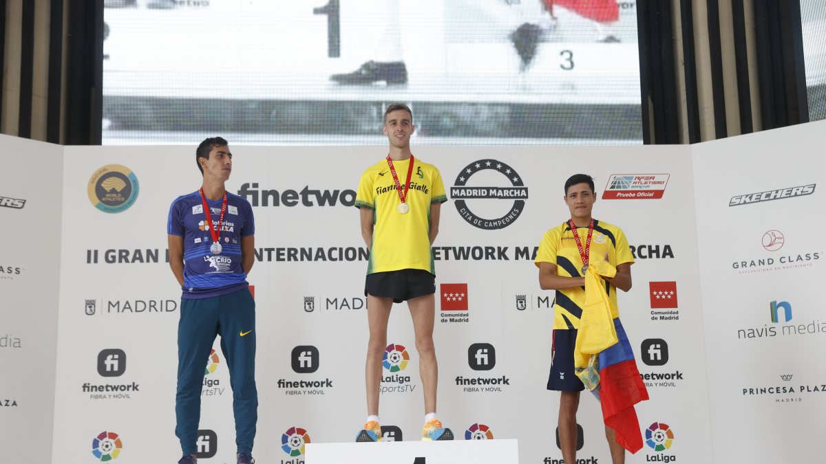 Francesco Fortunato (c), Caio Bonfim (i) y el ecuatoriano David Hurtado celebran en el podio tras el Gran Premio Internacional de Marcha celebrado en Madrid.