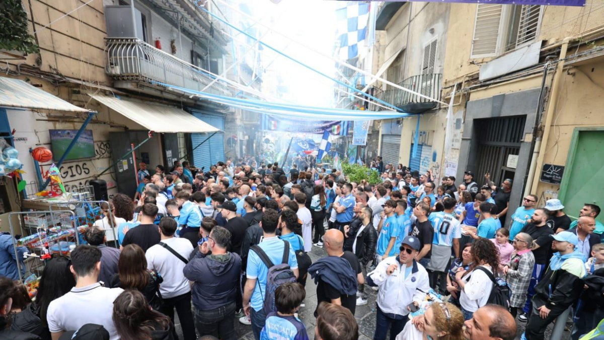 La afición del Napoli ya se alista para la fiesta de darse este jueves 3 de mayo