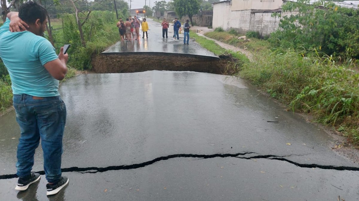 La vía quedó partida y deshabilitada